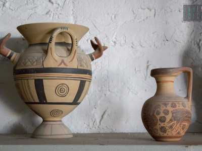 Infine notiamo del vasellame �apulo geometrico�, dalla colorazione molto chiara e con decorazioni lineari e floreali, come il piccolo oinochoe posto accanto a un'altra olla dello stesso stile